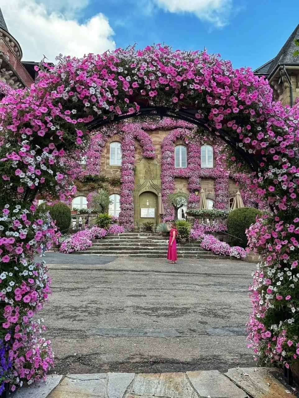 Добро пожаловать в Château de Castel‑Novel — замок‑отель в регионе Лимузен, Франция!  Построенный в 
