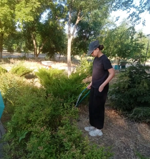 🌳 Городские парки в порядке благодаря молодым рукам!

Лето — время не только отпусков, но и активно