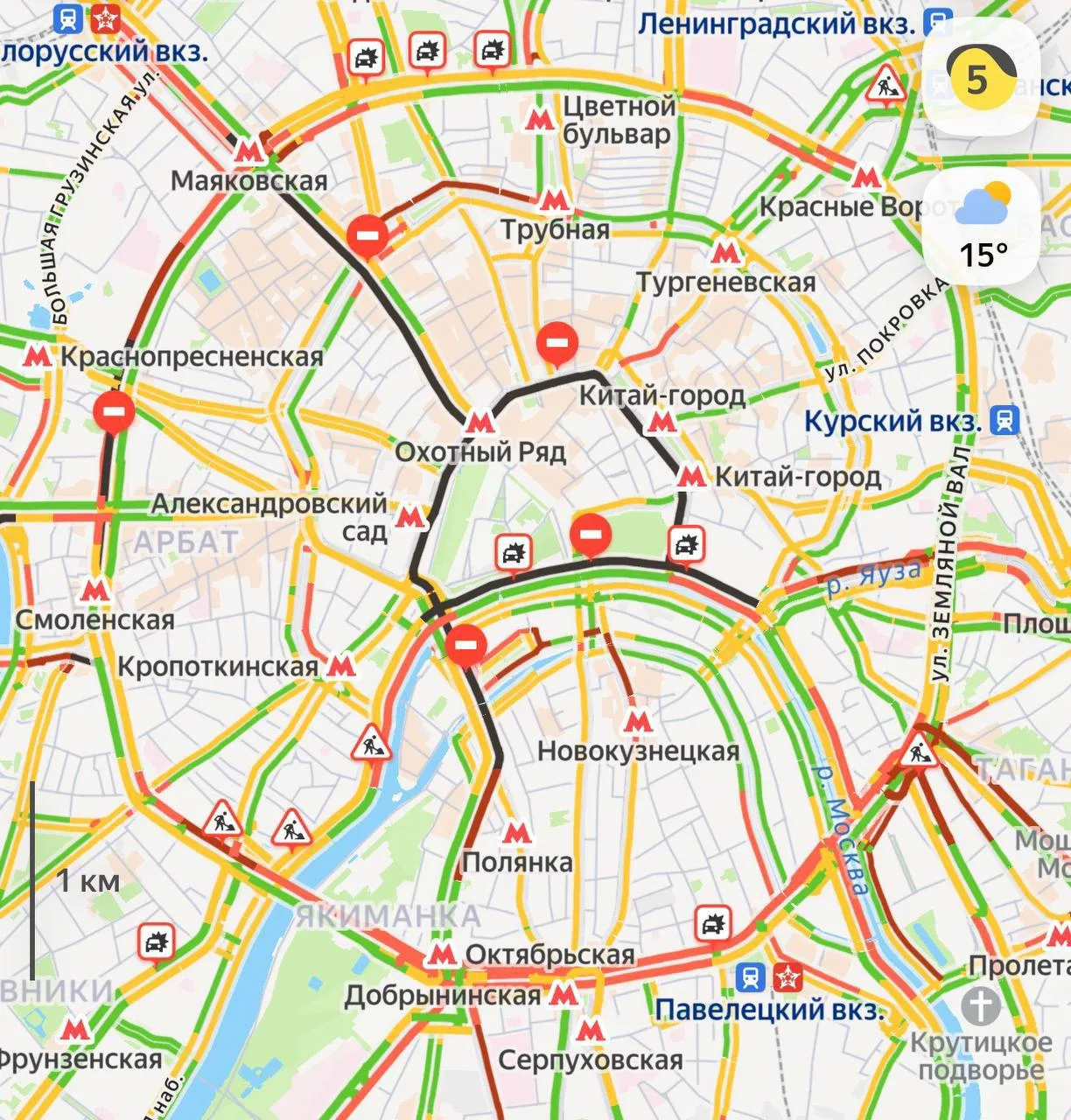 Центр Москвы стоит в пробках из-за массовых перекрытий.