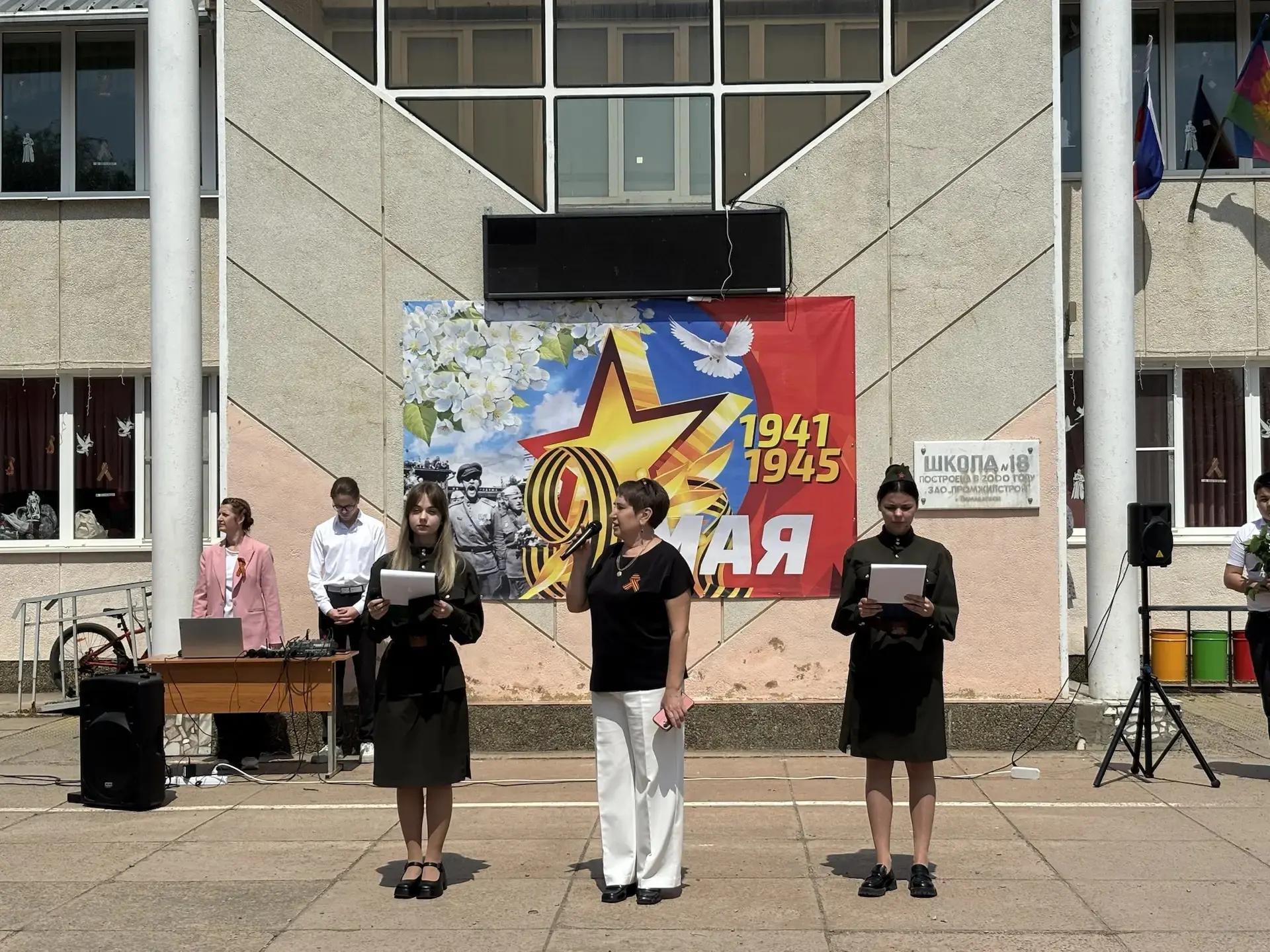 🕊️ Бежит река «Бессмертного полка»  Утром 8 мая школьные коридоры наполнились тихой, но такой пронзи