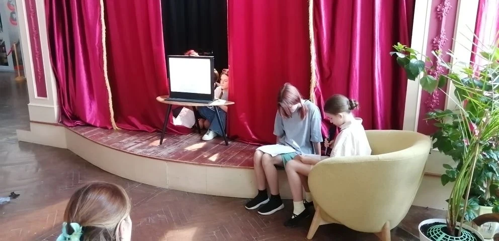 Завершилась театральная смена в театре Кукол! Ребята показали 3 теневых спектакля: "Медведь на воево