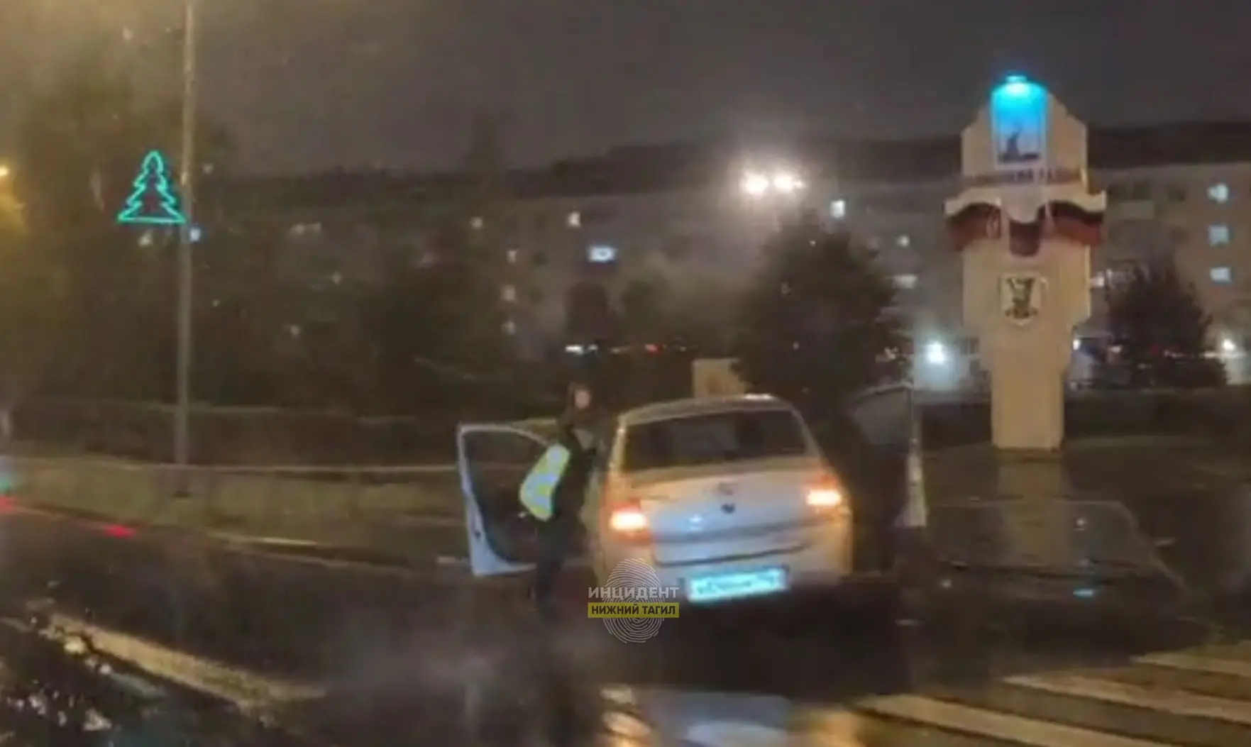 ⭕ «Все живы-здоровы, пострадали лишь забор и машина»: на пересечении Октябрьской Револю...