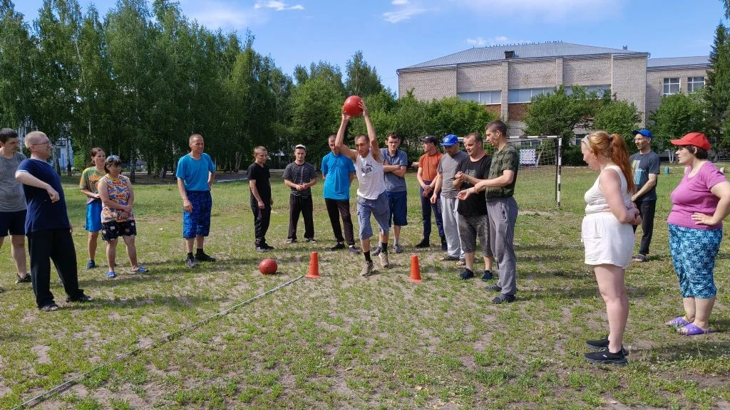 На стадионе Мамонтовского ДСО прошли соревнования!🎉
⁣
Жители реабилитационного отделения показали с