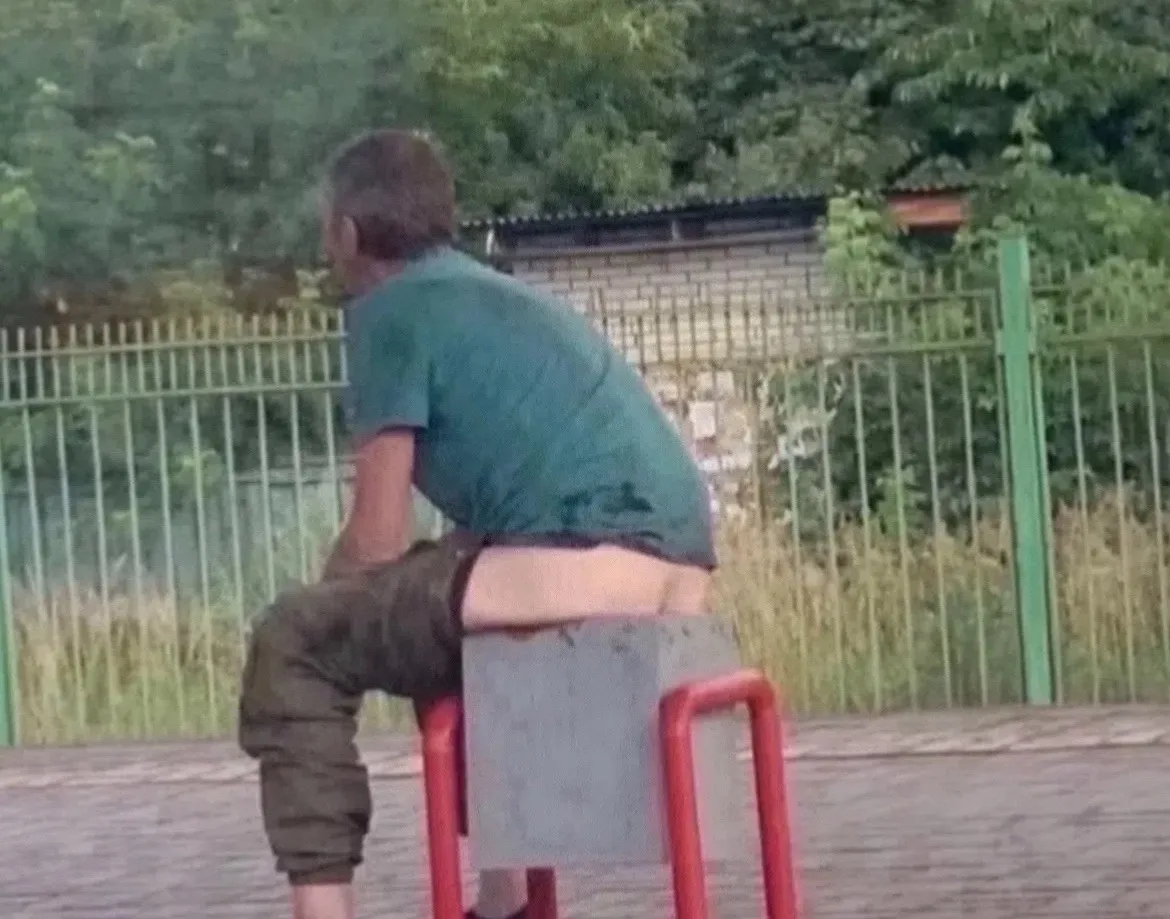 Шла выгуливать собаку, выхожу во двор, и вижу такого чудика, нормально ему наверное🤣🤣...