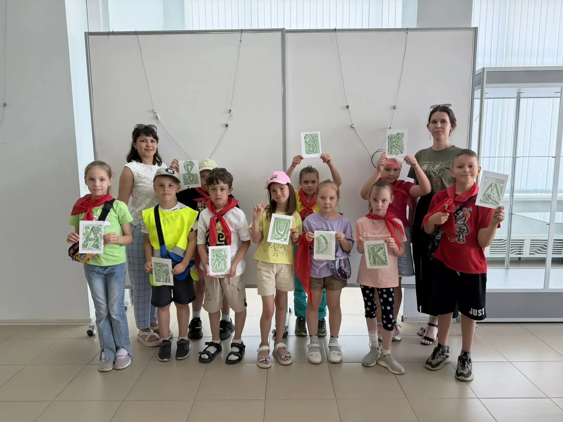 🎨 Путешествие в мир первой буквы: как в Художественном музее прошёл мастер-класс для лагеря «Радуга