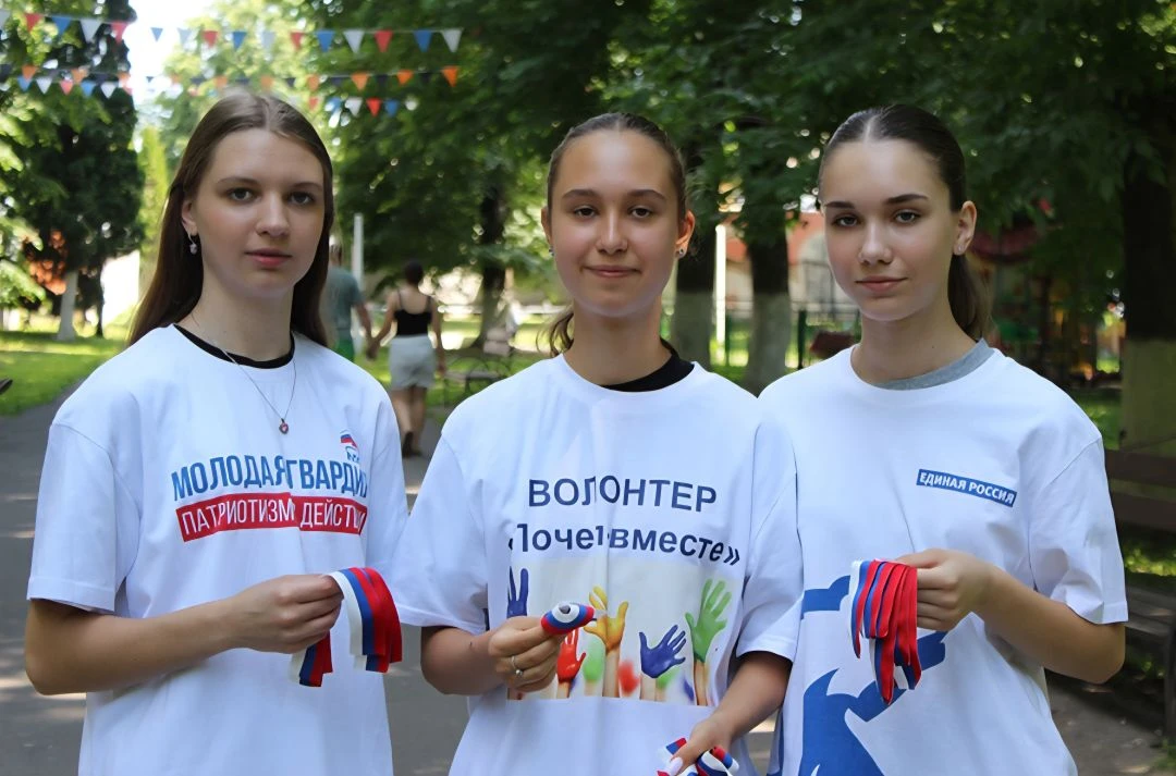На главной аллее парка жителей и гостей Почепа приветливо встречали волонтеры «Почеп-вместе», активи