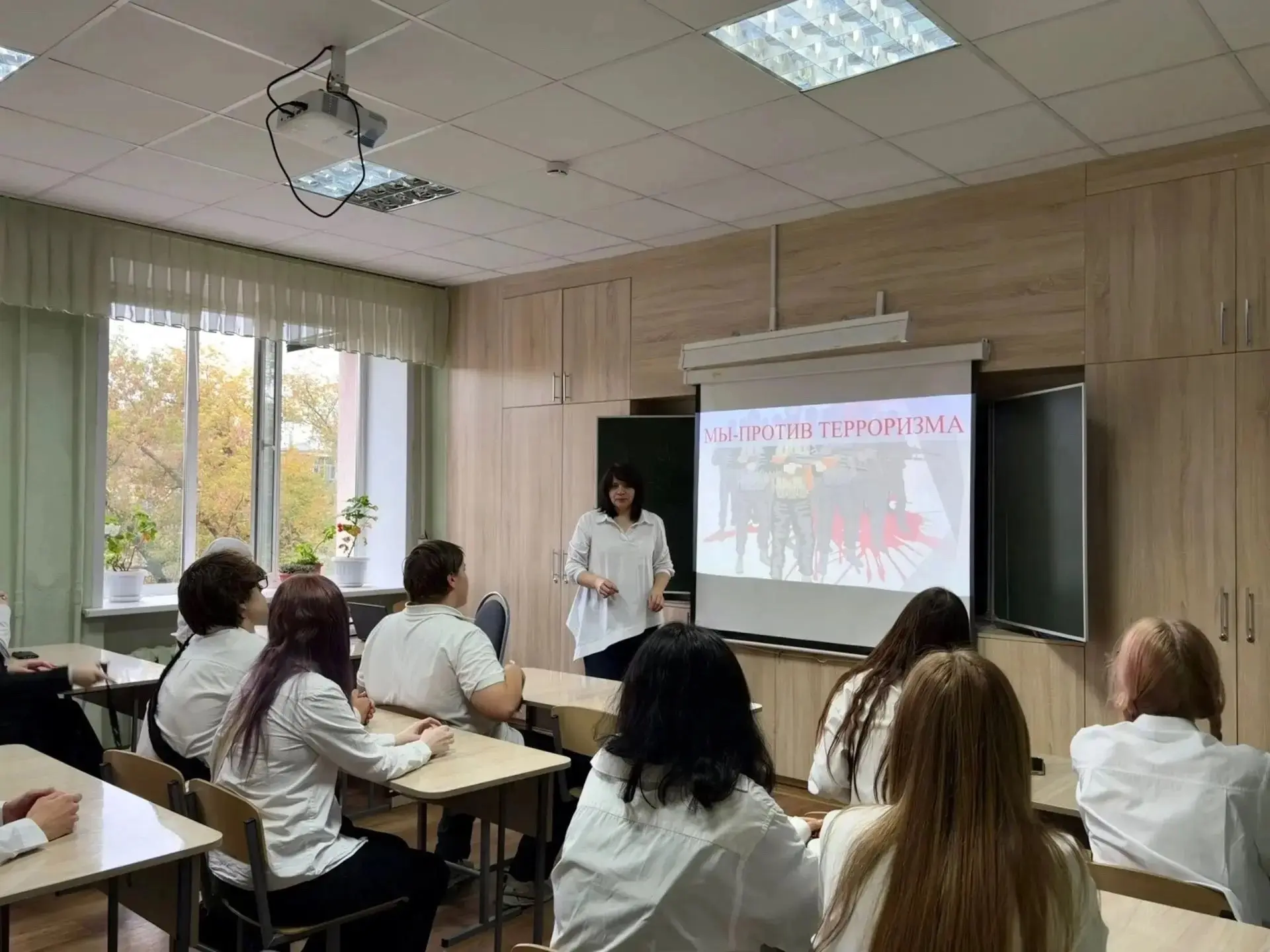 🚨 Знания, которые берегут жизнь: студенты группы 6 ТРС прослушали лекцию по противодей...