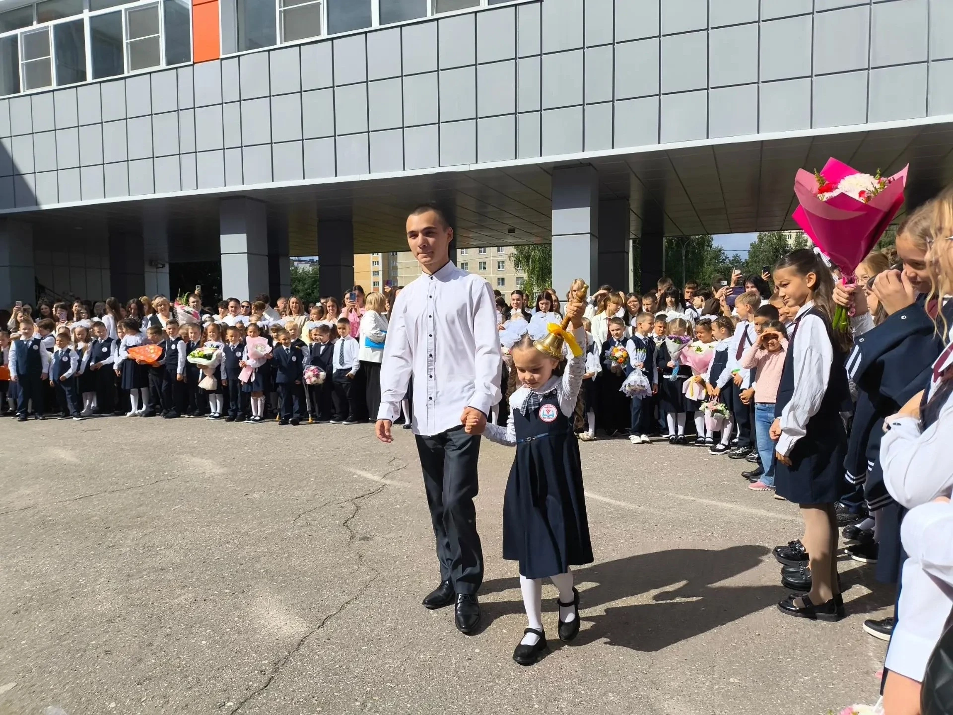 С Днем знаний! В нашей школе прозвенел первый звонок! 🔔