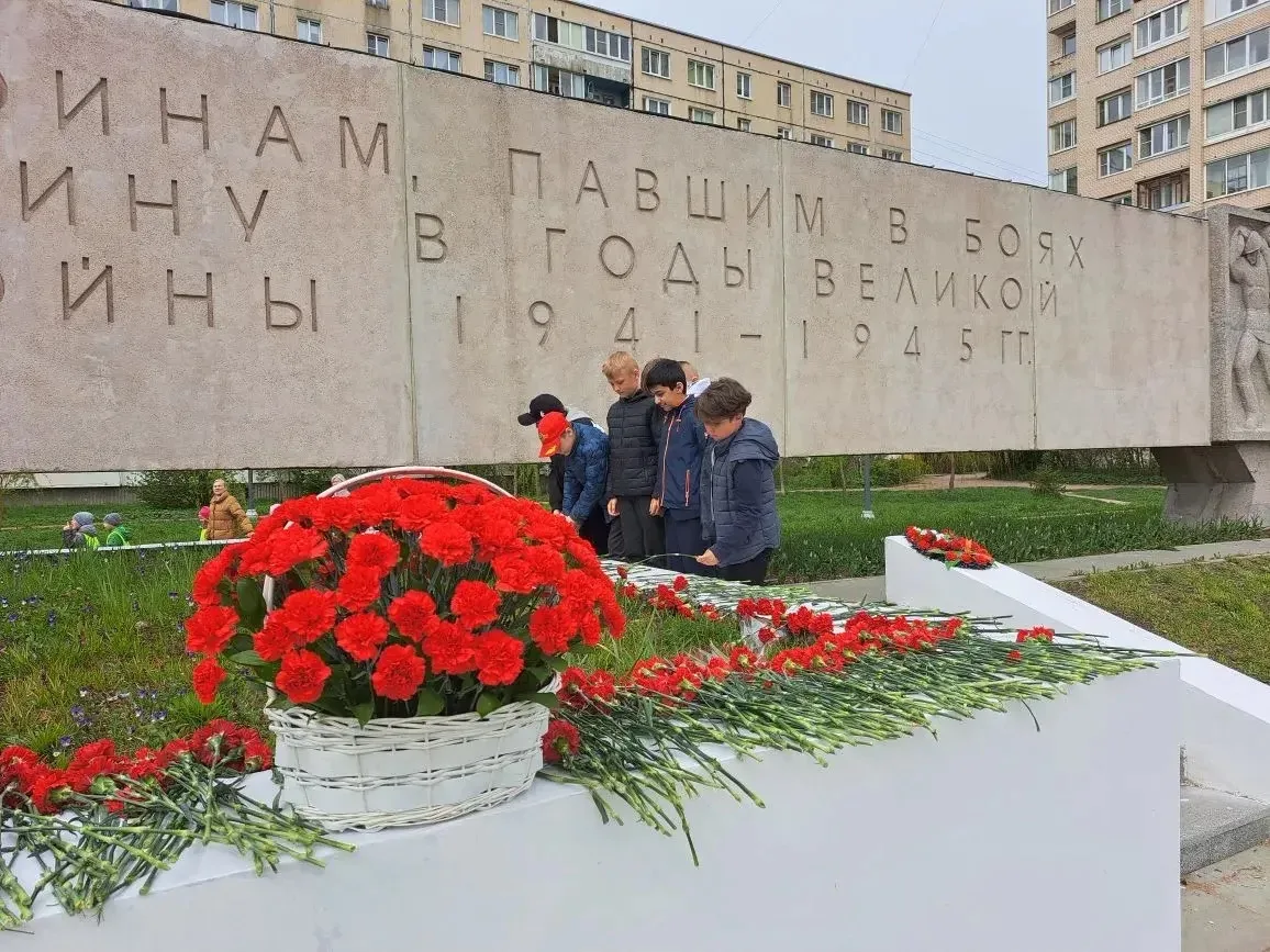 ДЕНЬ ПОБЕДЫ🎖️ 7 мая 2026 г. учащиеся 4-х классов со своими классными руководителями посетили мемориа