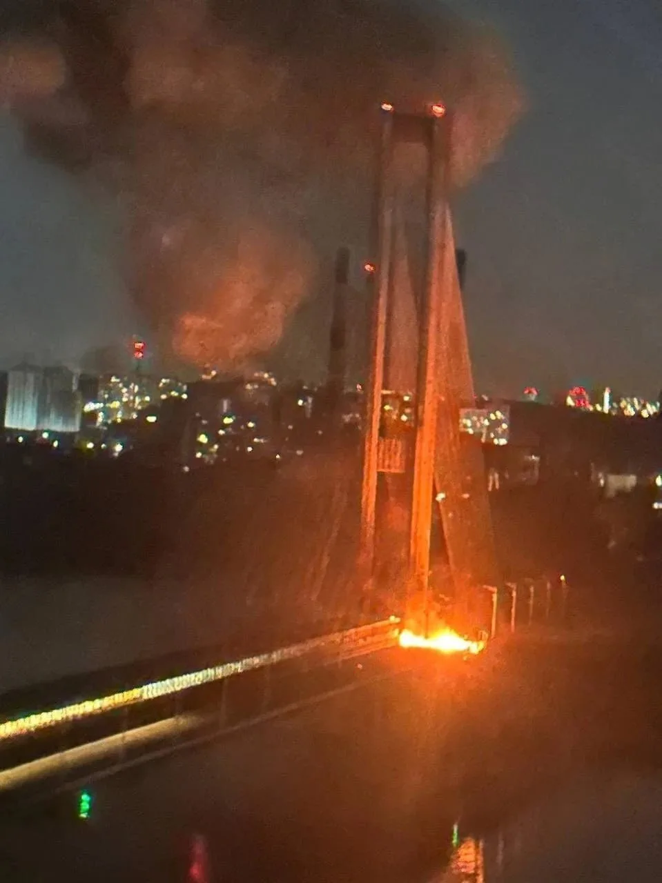 По Южному мосту в Киеве прилетело уже в третий раз за сегодня