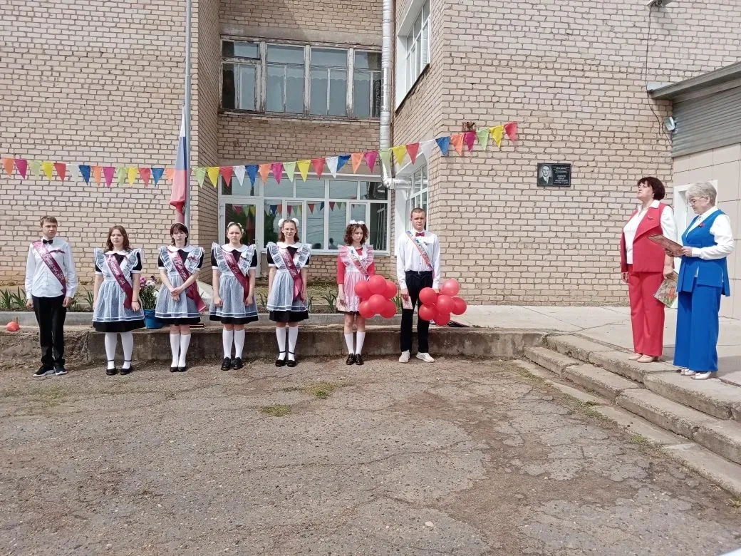 ✨"Последний звонок 2026" 🔔 прозвенел сегодня для выпускников 9 и 11 классов!

Для выпускников — это