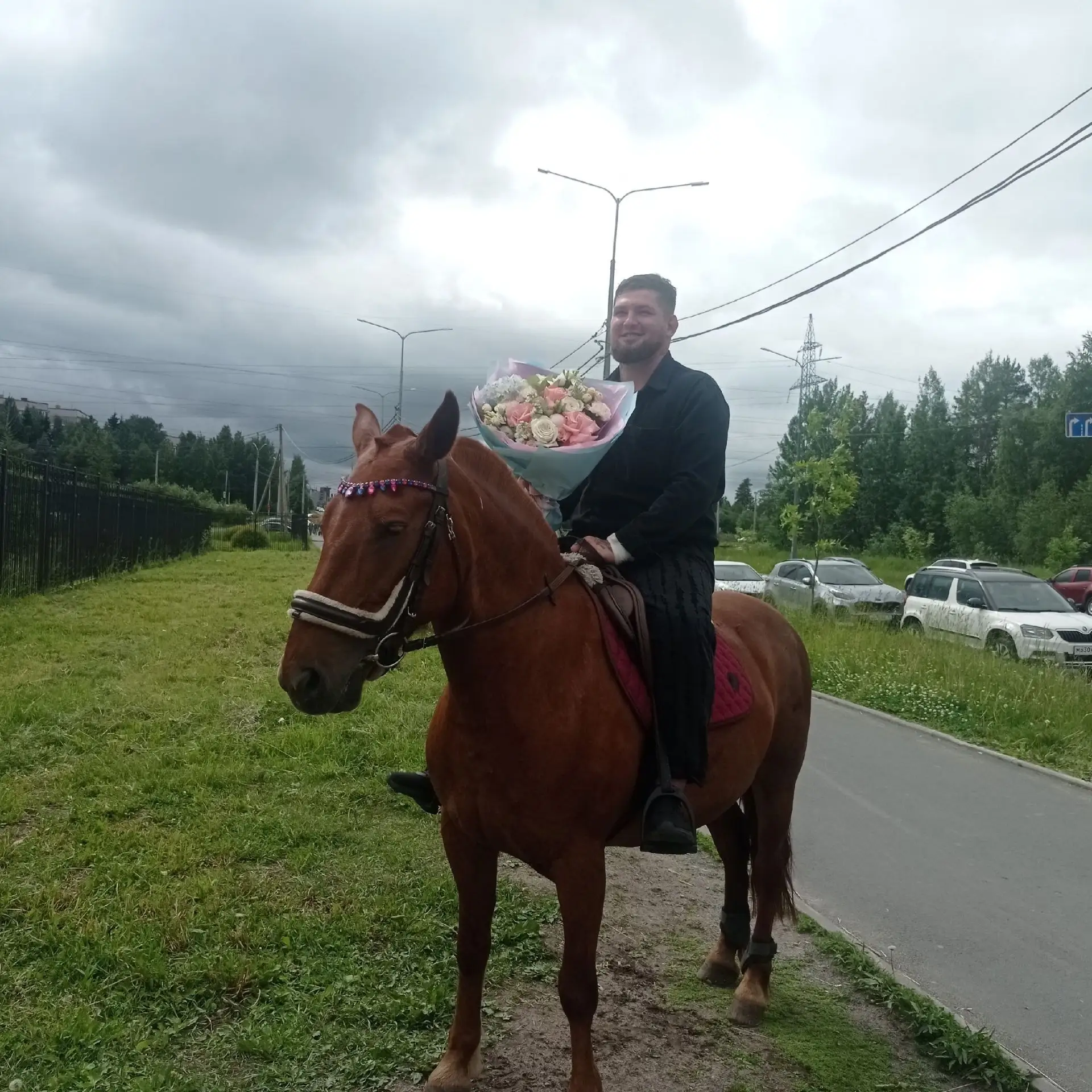 Петрозаводчанин, отец родившихся двойняшек, приехал встречать семью на коне!🔥 

Сотрудники Республи