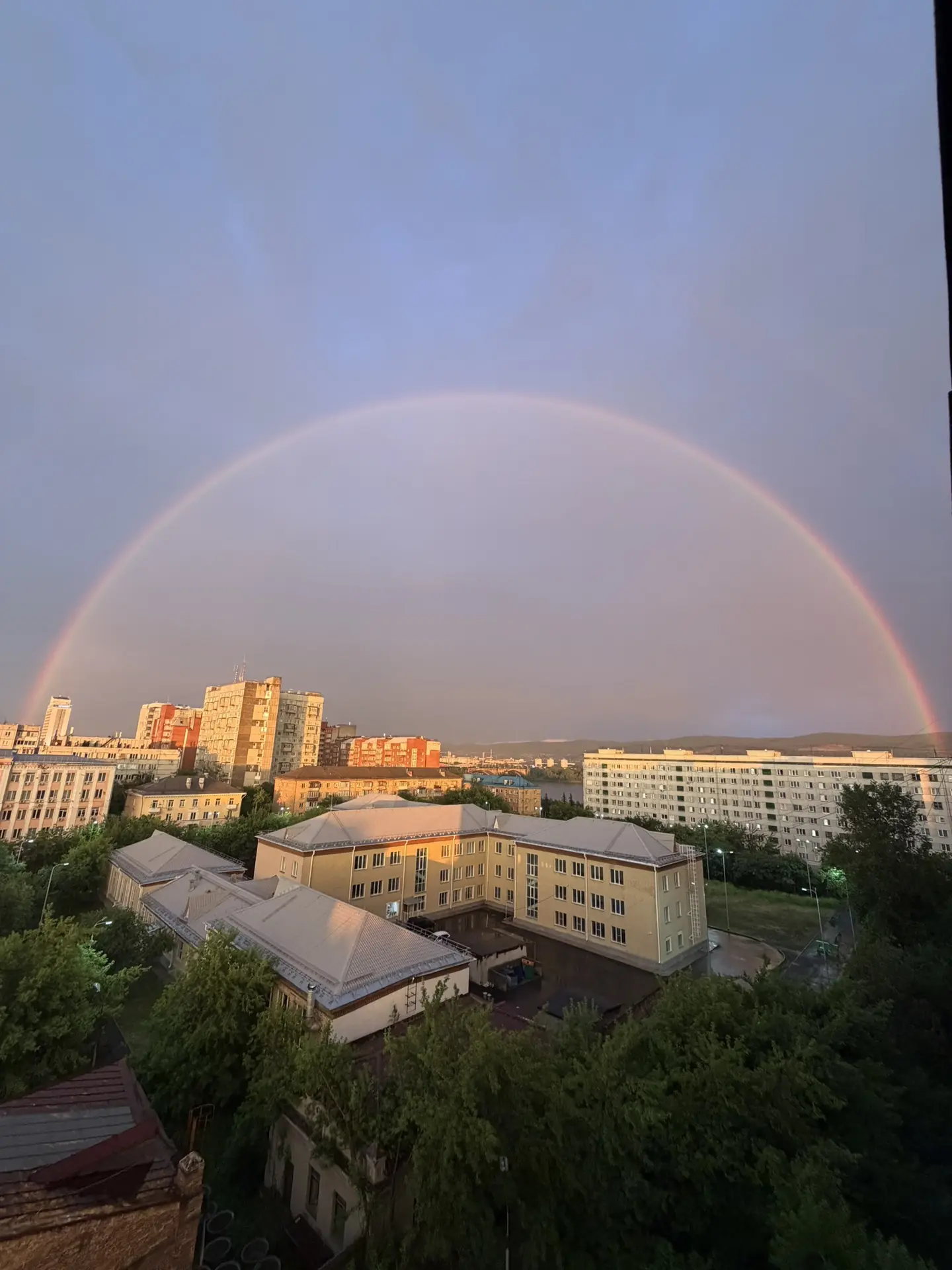 Целый день шел дождь, так что никаких прогулок сегодня не случилось🥲 Но хоть в конце дня погода пор