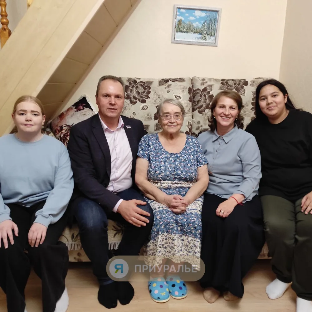 😍Аксарковские волонтёры поздравили ветеранов педагогического труда