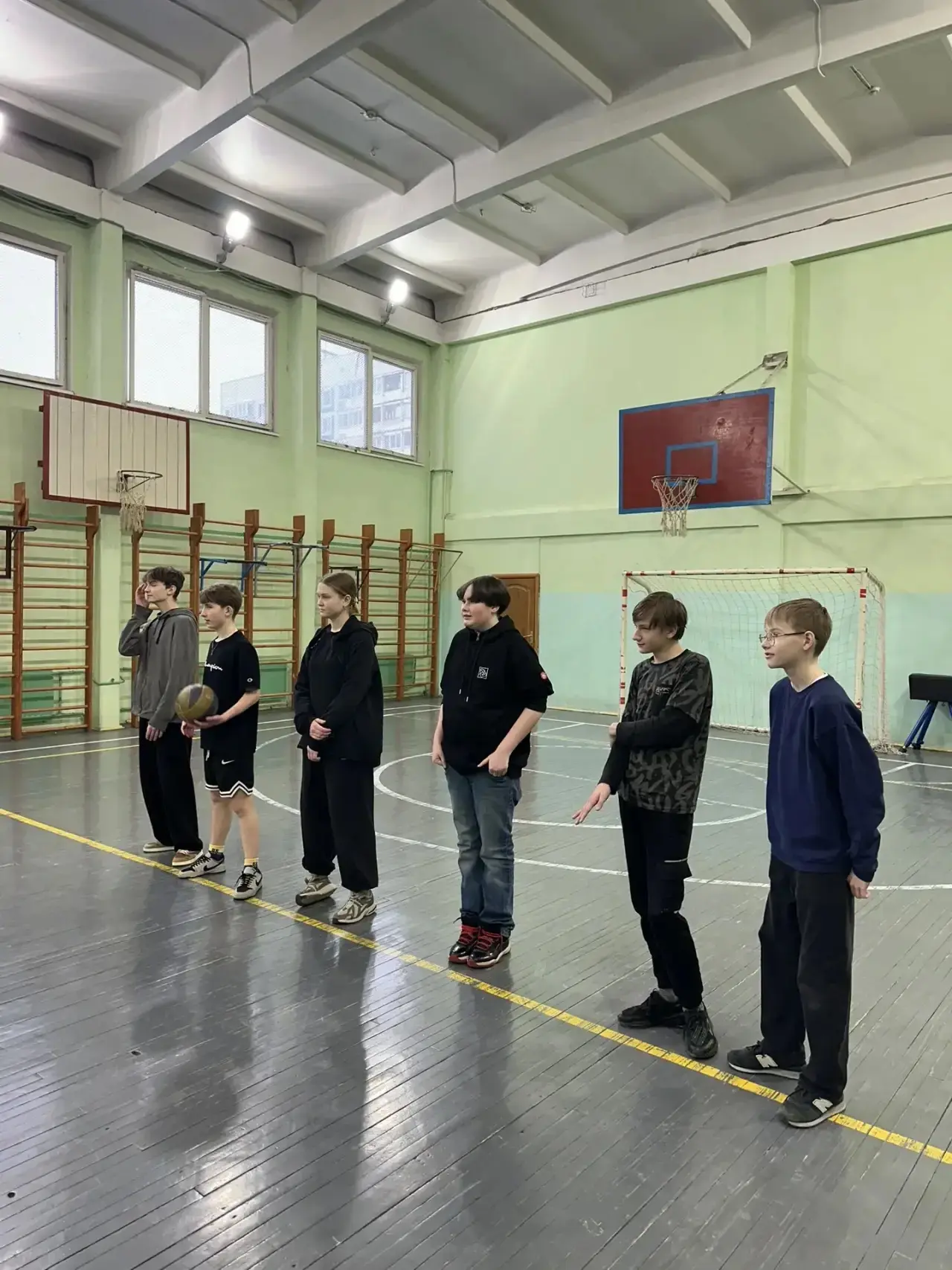📅 28 февраля в нашей школе прошла товарищеская пионербольно-волейбольная встреча между командами 6Б 