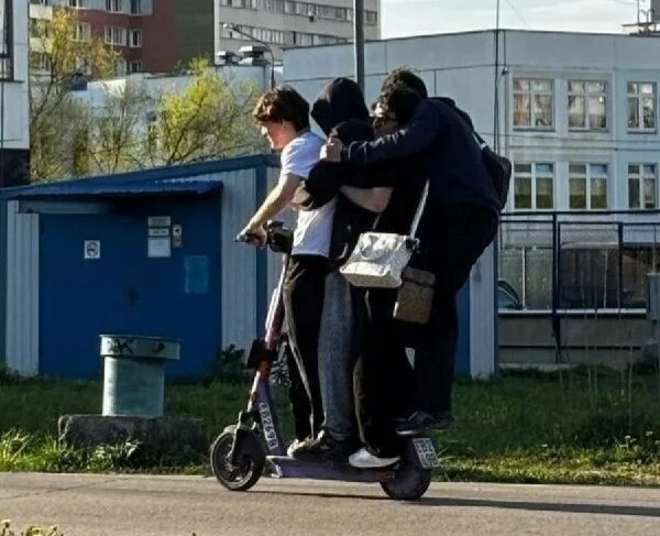 В России хотят ввести права для электросамокатов и запретить их для детей младше 16 лет...