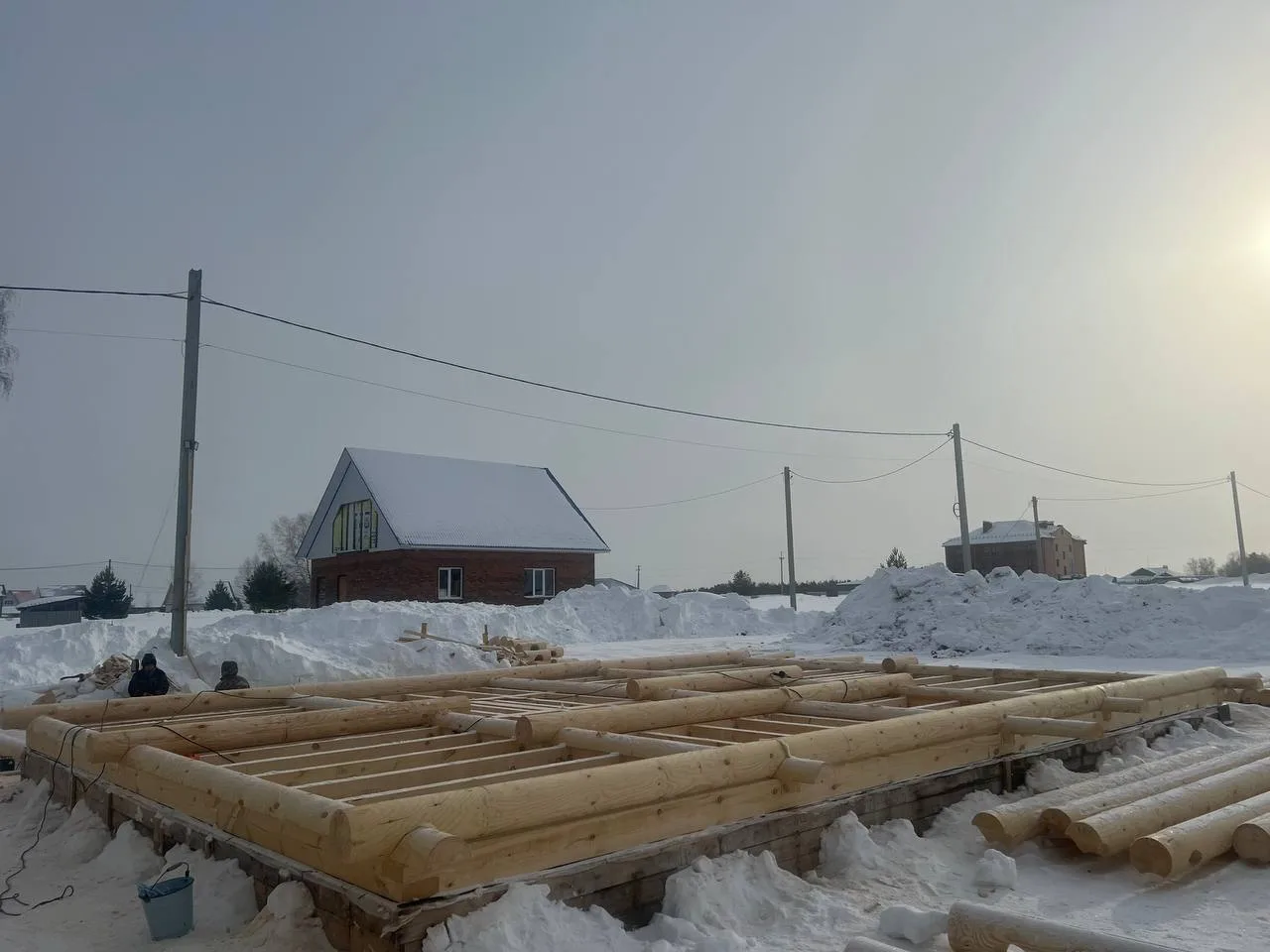В поселке Маслянино строим дом из оцилиндрованного бревна 260мм (ангарская сосна).
Сборка стен сруба