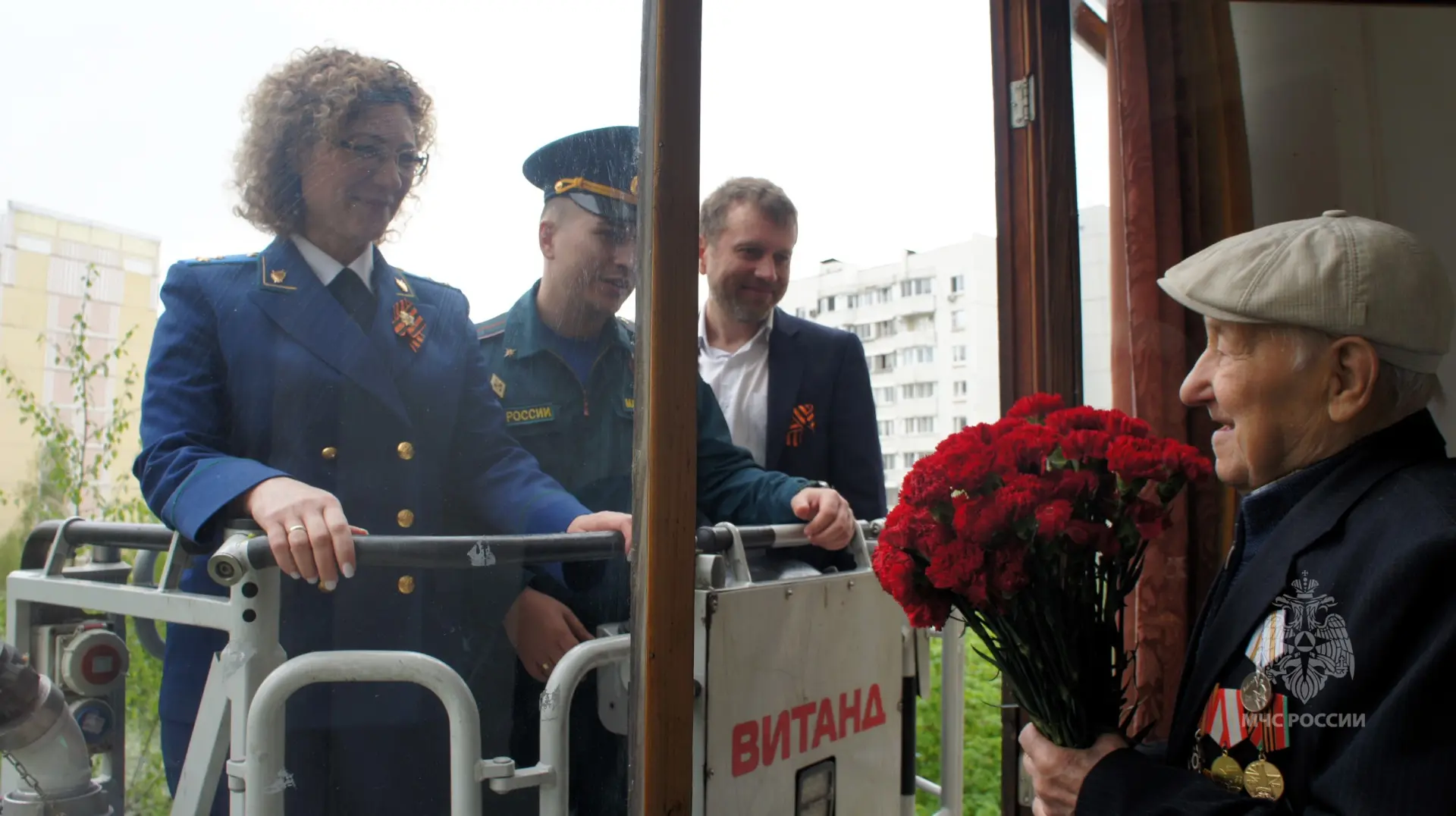 🔘Победа входит в каждый двор   Сотрудники Управления по ЮЗАО ГУ МЧС России по городу Москве совместн