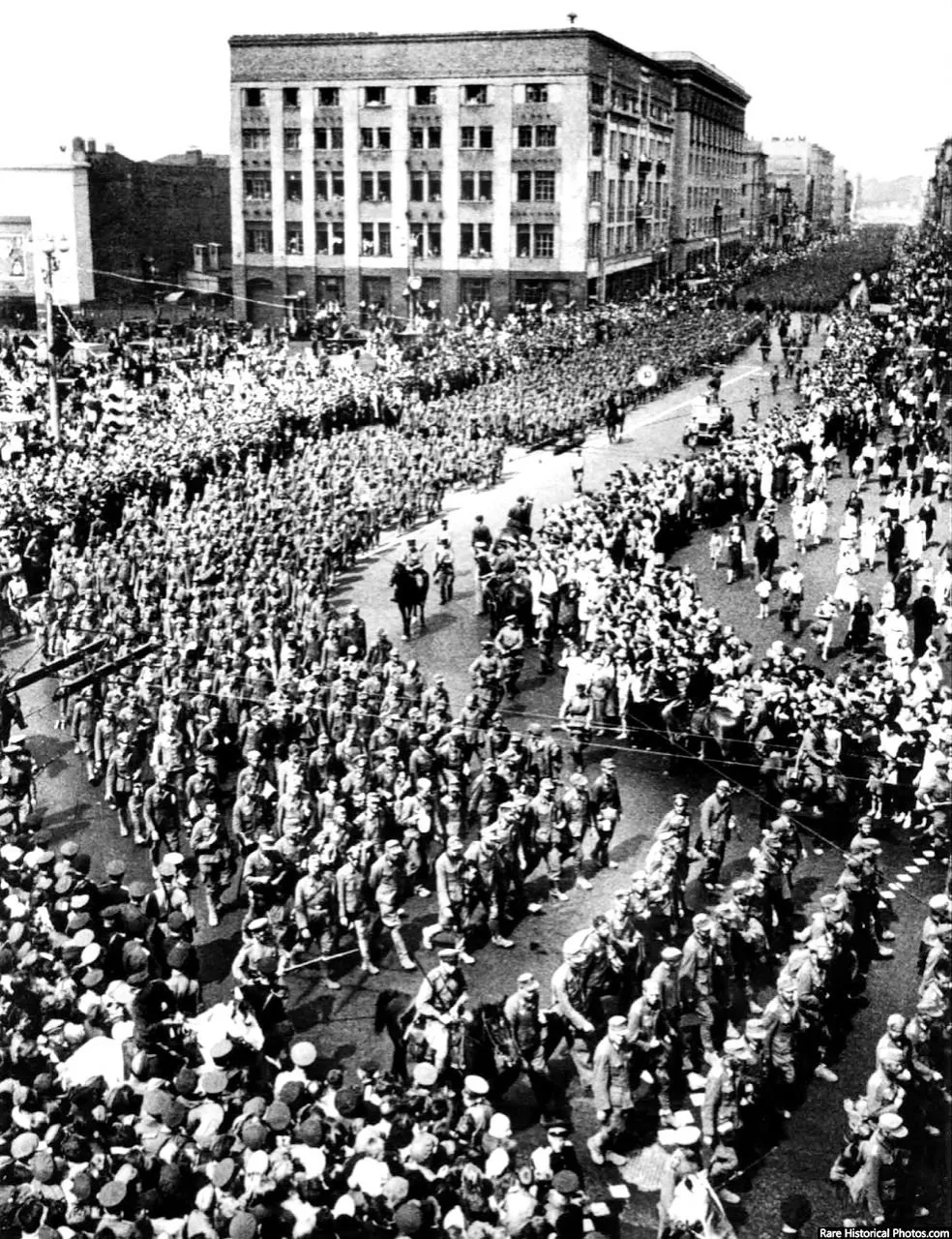 Колонны немецких военнопленных на улицах Москвы, 1944 год.