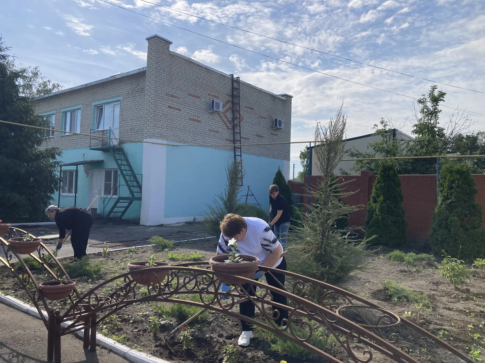 Сегодня коллектив центра социального обслуживания населения принял участие в субботнике.