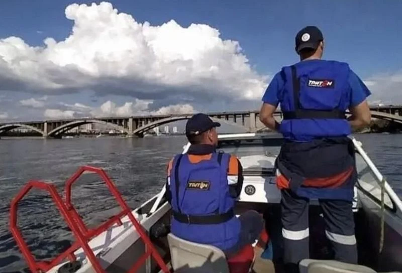 Отец упал в Енисей во время прогулки с сыном на моторной лодке.