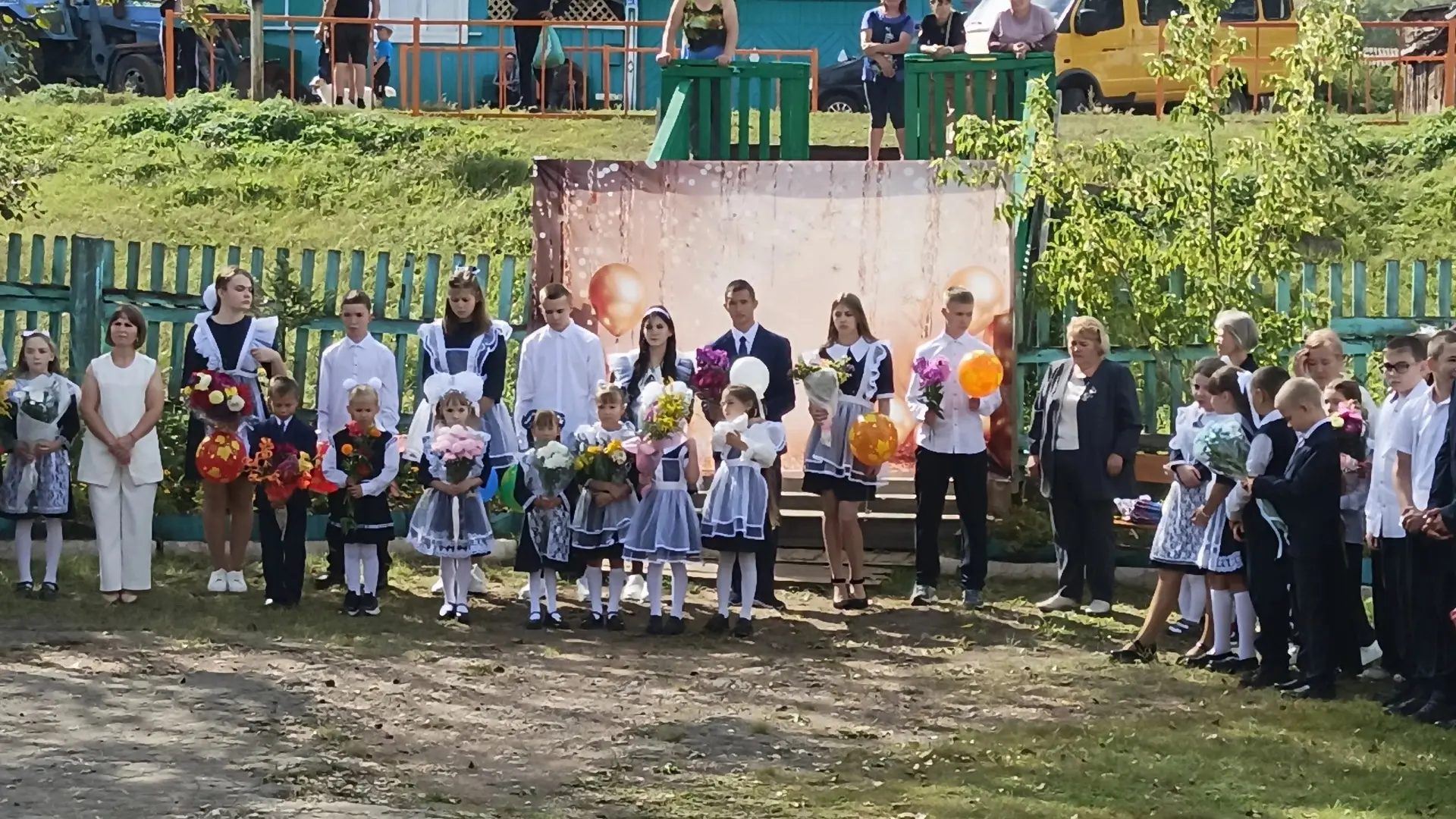 🍁 Листаем календарь обратно: как прошёл День знаний в МБОУ «Морозовская ООШ».