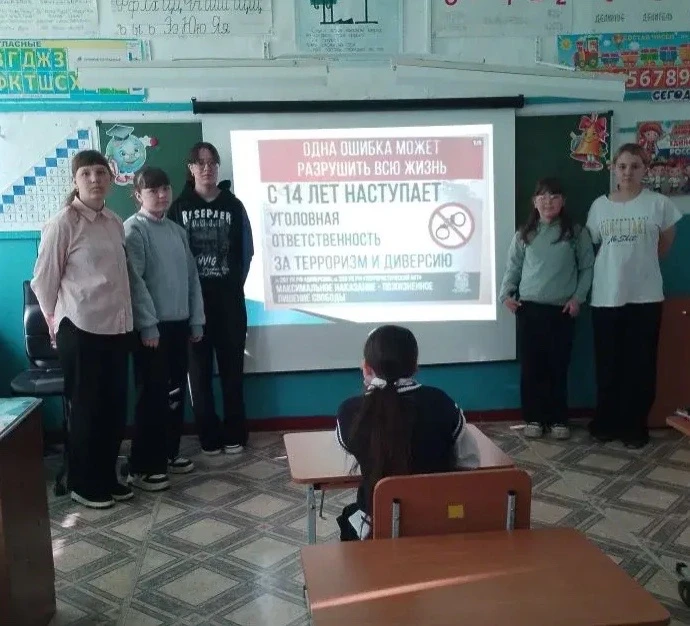 «Измена Родине — тягчайшее преступление!» 🇷🇺

Сегодня для учеников 6–8 классов прошёл тематический