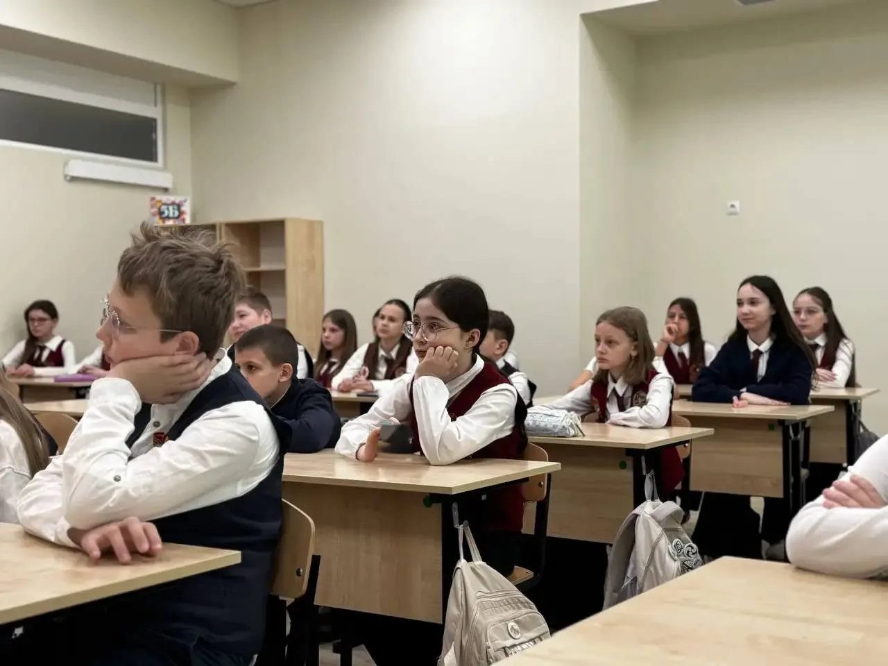🇷🇺 ТРАДИЦИОННОЕ ПОДНЯТИЕ ФЛАГА И «РАЗГОВОРЫ О ВАЖНОМ»  Каждый понедельник в МБОУ СОШ №11 г. Ессентук