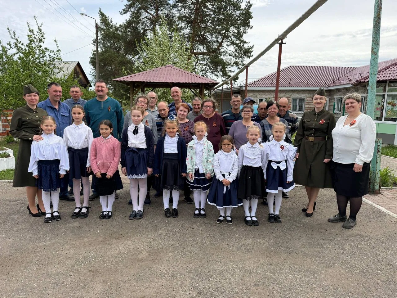 КОНЦЕРТНАЯ ПРОГРАММА «О ТОМ, ЧТО БЫЛО НЕ ЗАБУДЕМ»
9 мая, в день, когда вся страна чтит память о гер