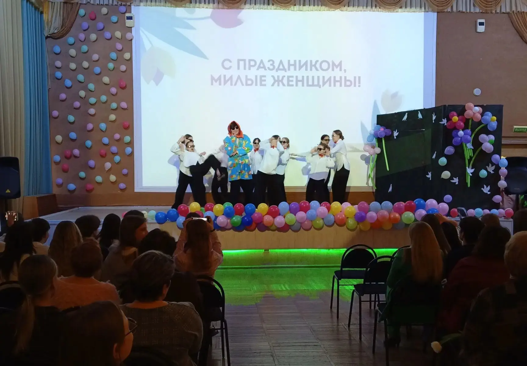 Весенний праздник в стиле «Любовь и голуби» 🕊️💖  6 марта в нашей школе произошло маленькое чудо! В э