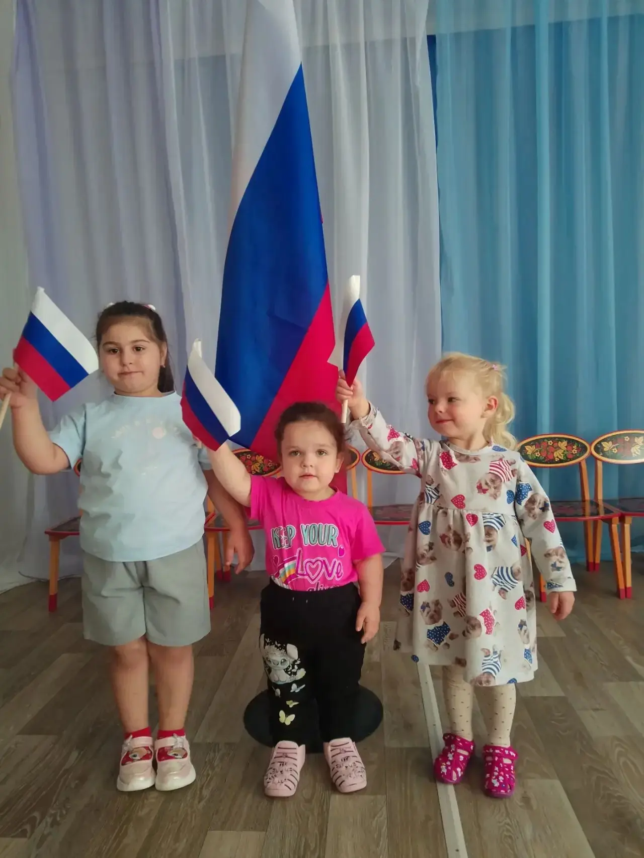Белый, синий, красный — наш флаг прекрасный!