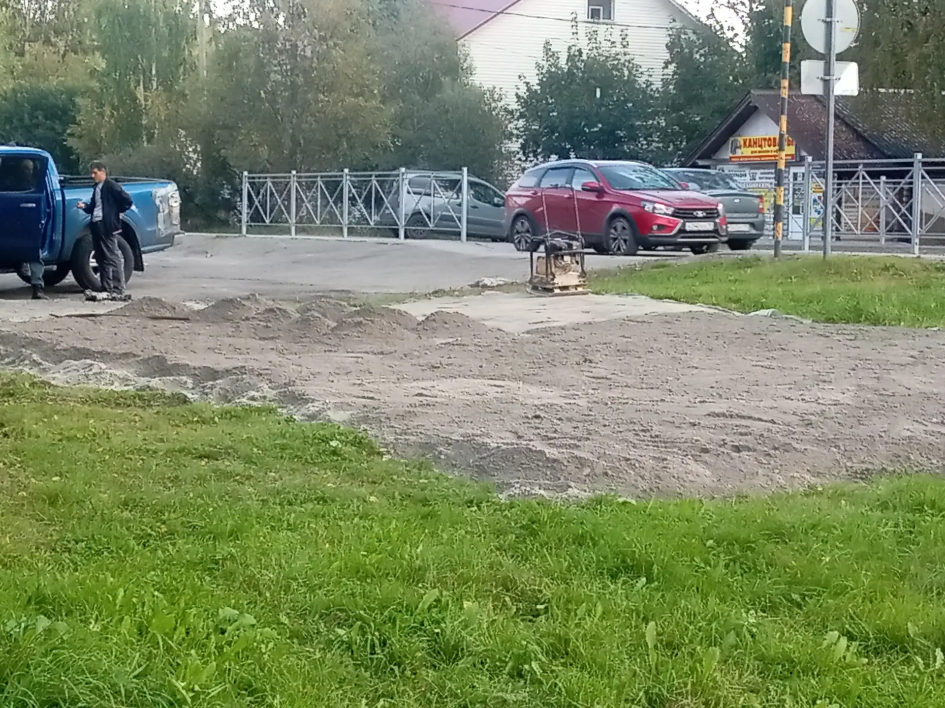 Интересно, а кому это дали участок в центре города, на газоне, построить ларёк? Посмотр...