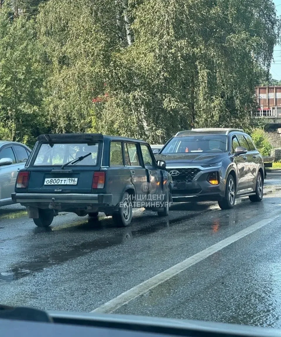 На кольце рядом с Компрессорным произошло ДТП.

«Четверка» каким-то чудесным образом оказалась на вс