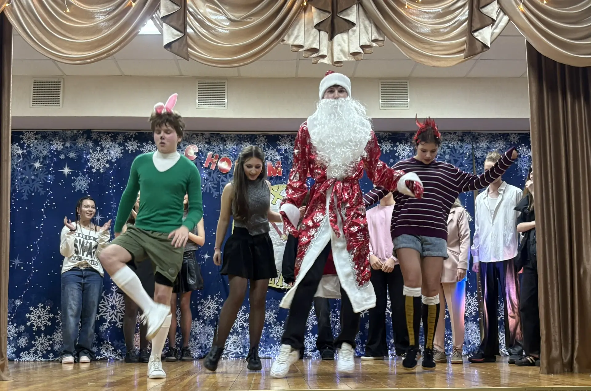 Дорогие друзья! 💕 С наступившим Новым 2026 годом!🎄 Всем нам - насыщенного, плодотворного, успешного 