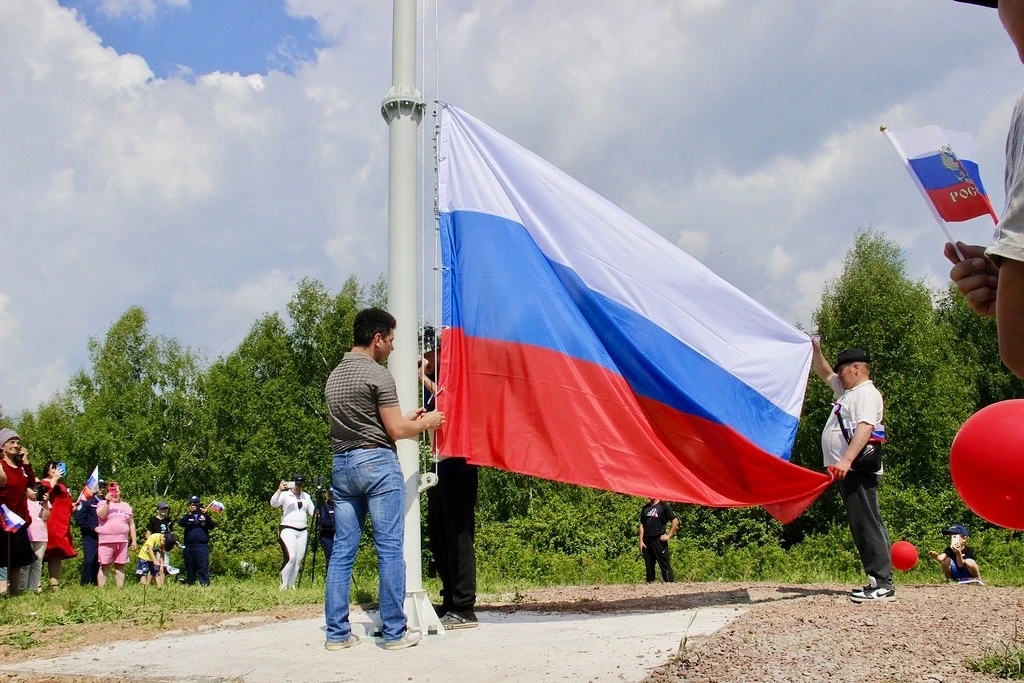 В селе Екатериновка на горе Сопка подняли огромный триколор

Накануне празднования Дня России в селе