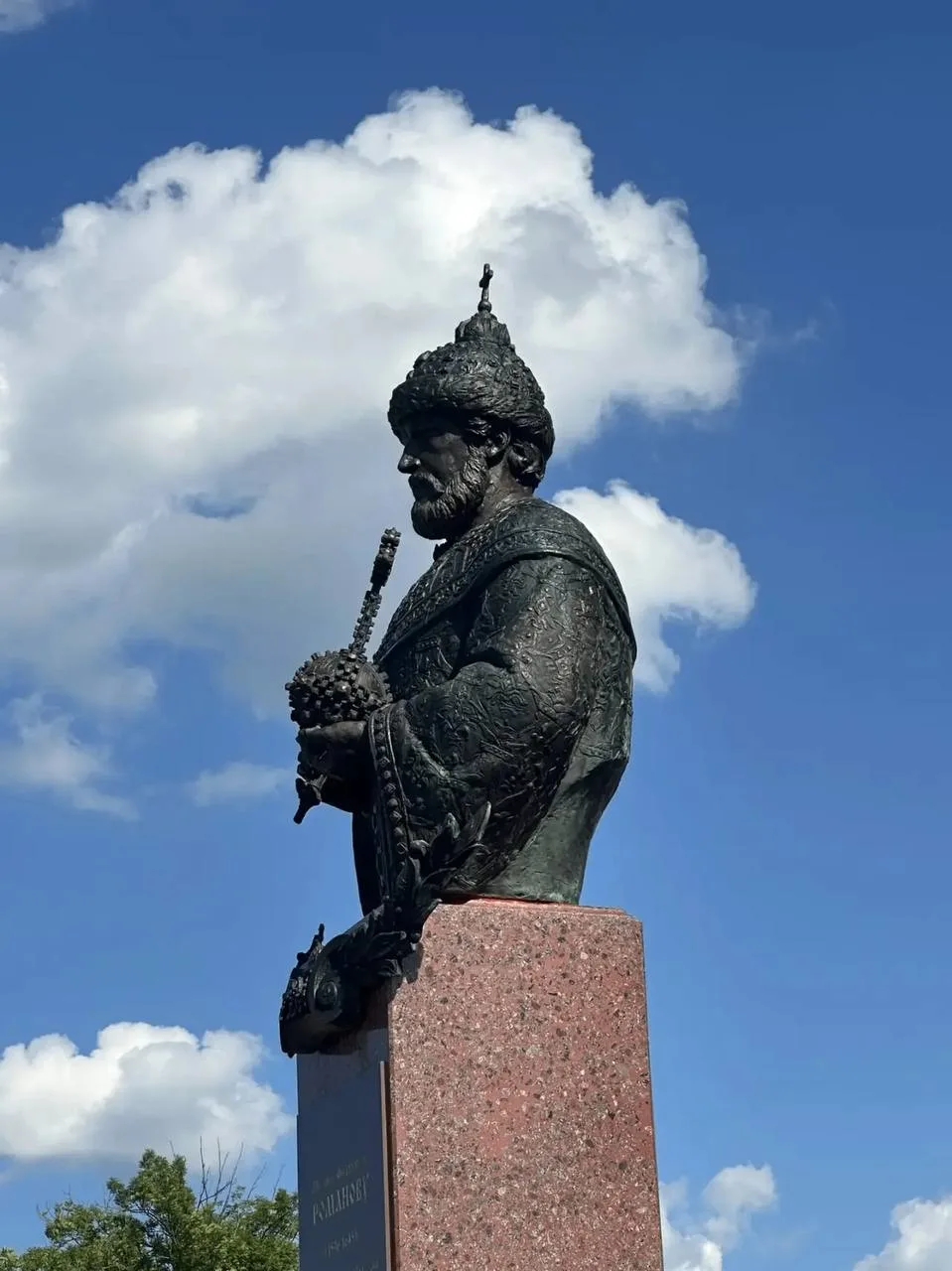 Перед Краеведческим музеем устанавливают памятник первому русскому царю из династии Ром...