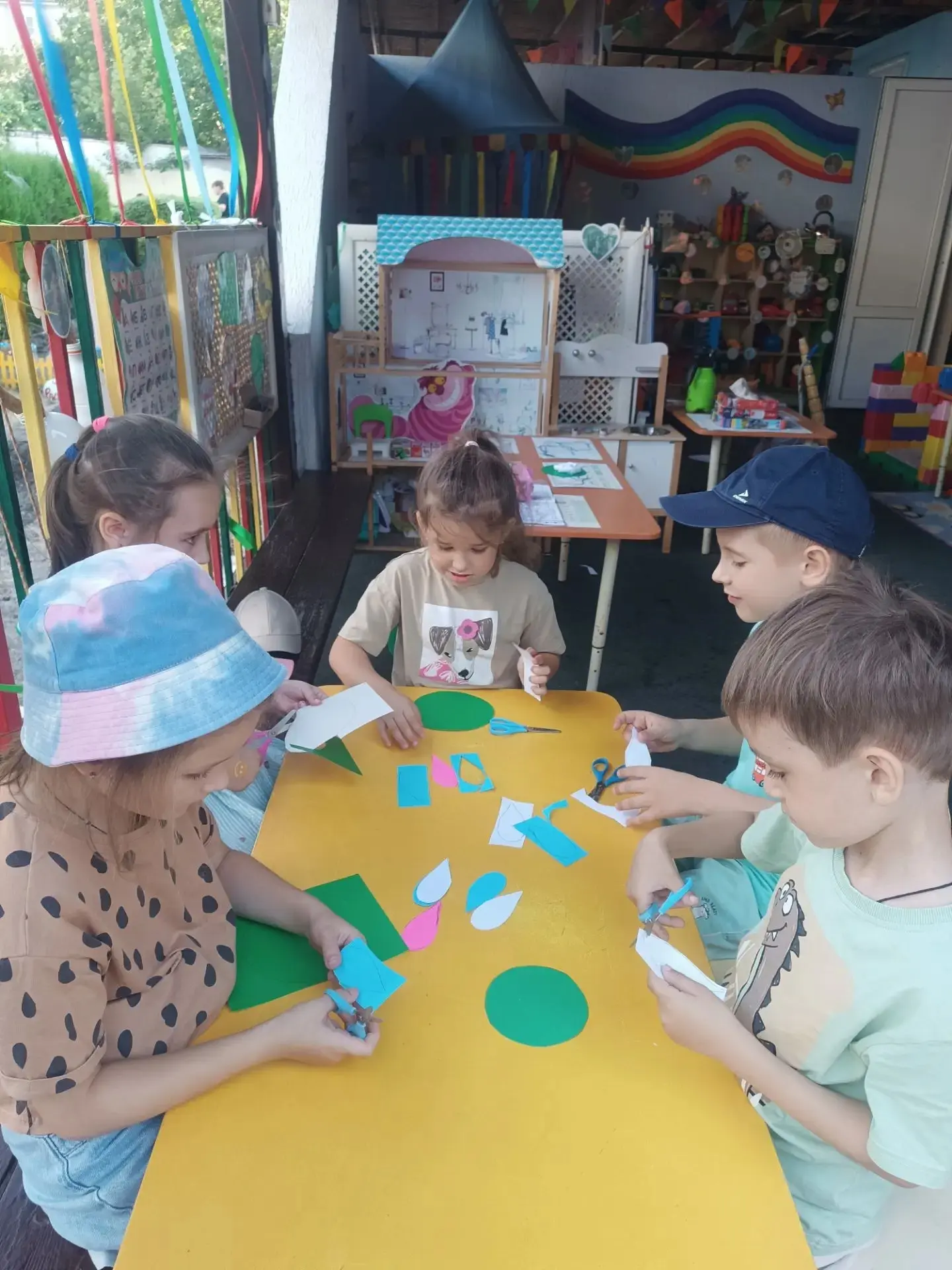 🌸 «Цветы лотоса» волшебный опыт с бумагой в группе «Радуга»! 🌸
Сегодня в нашей группе случилось на