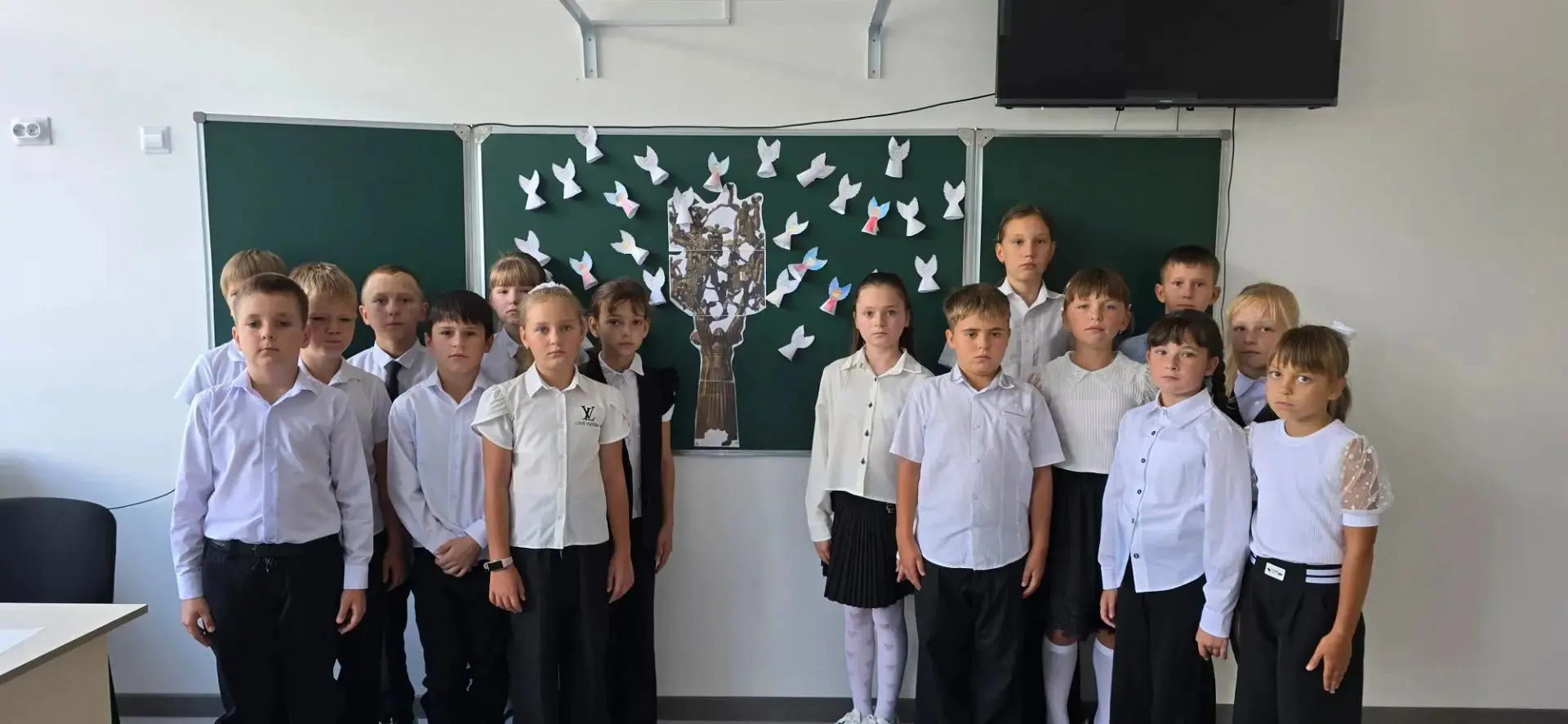 Сегодня в нашей начальной школе прошла акция памяти «Древо скорби».