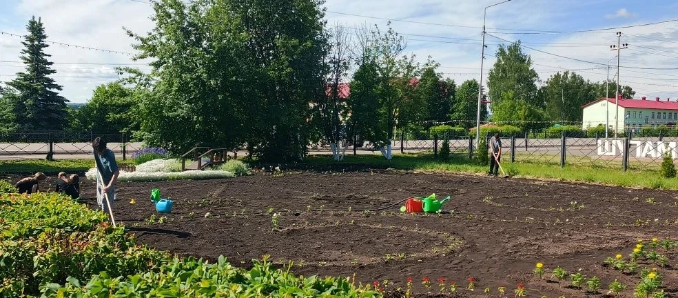В нашей школе начал работу лагерь труда и отдыха. Первая смена собрала 50 учащихся, кот...