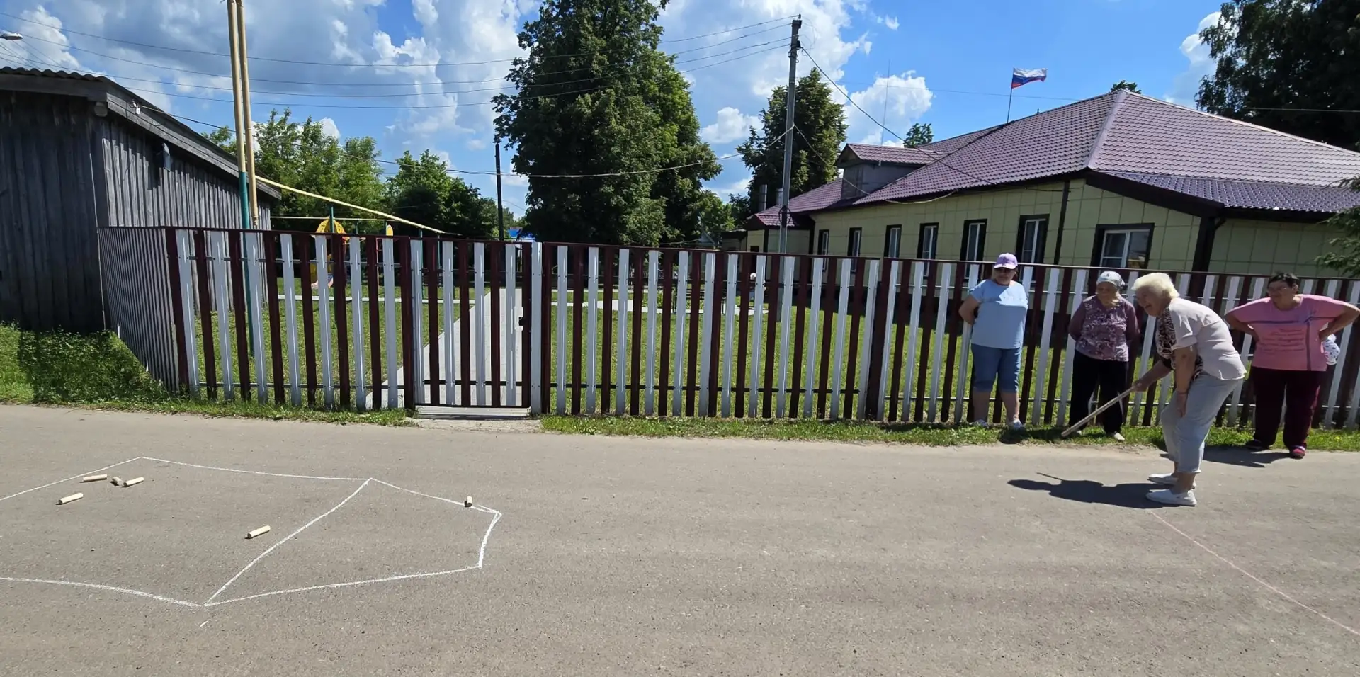 До сих пор одной из самых популярных дворовых игр, особенно для старшего поколения, остаются Городки