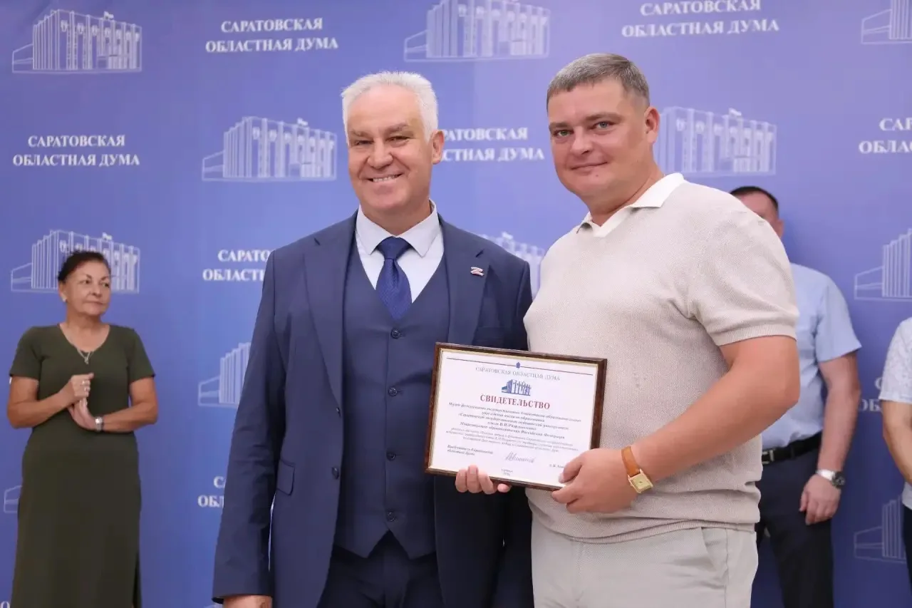 Сегодня в Саратовской областной Думе открылась выставка, посвященная профессии военного...