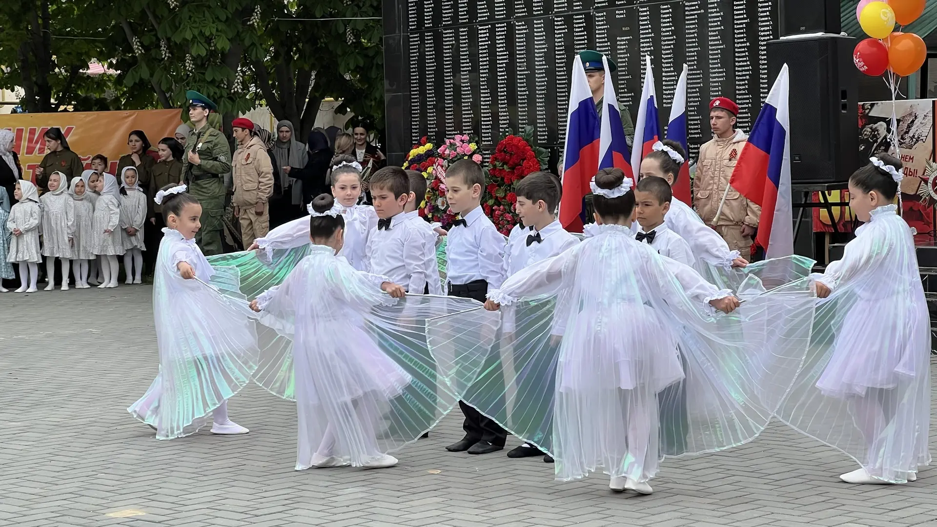 Детский сад Солнышко, с танцевальным номером - Птица белая