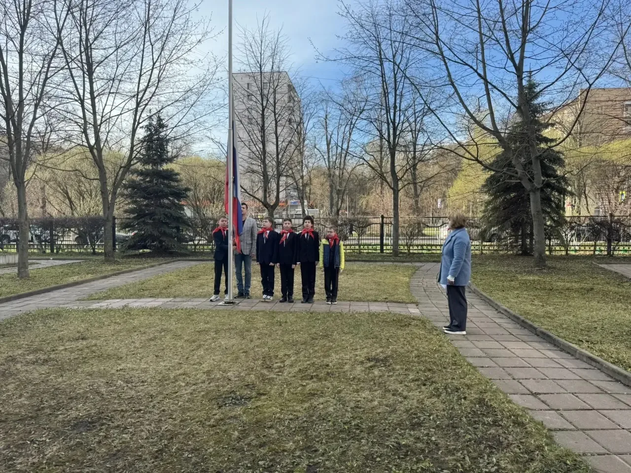 🇷🇺Бодро и дружно вступаем в новую учебную неделю!  По традиции наш понедельник начался с торжественн