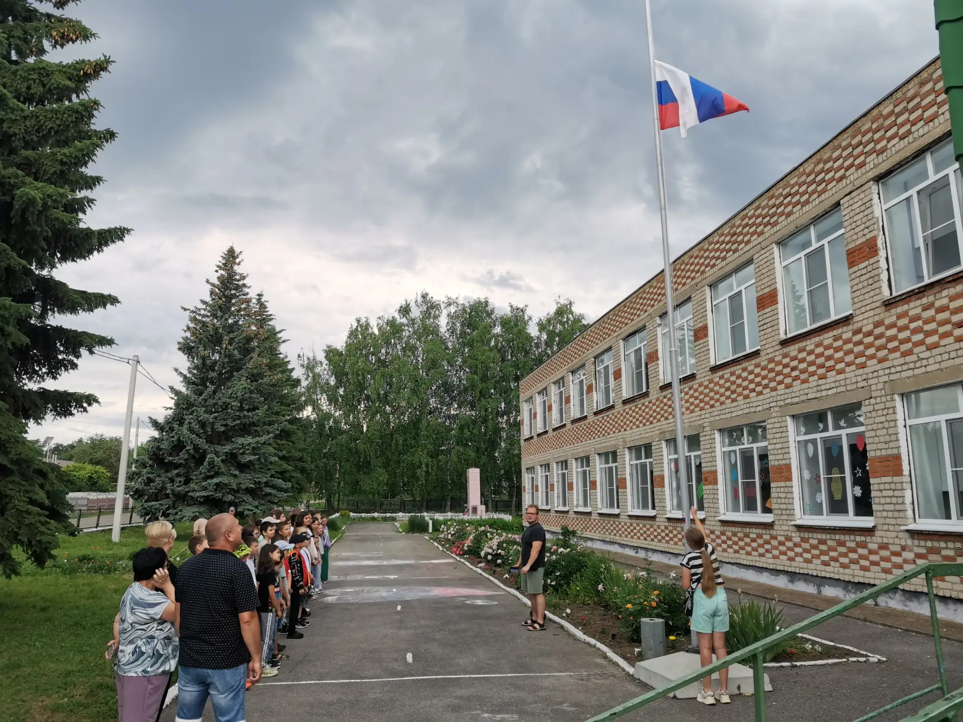 Сегодняшний день в лагере был посвящён вопросам экологии.

В первой половине дня все отряды приняли 