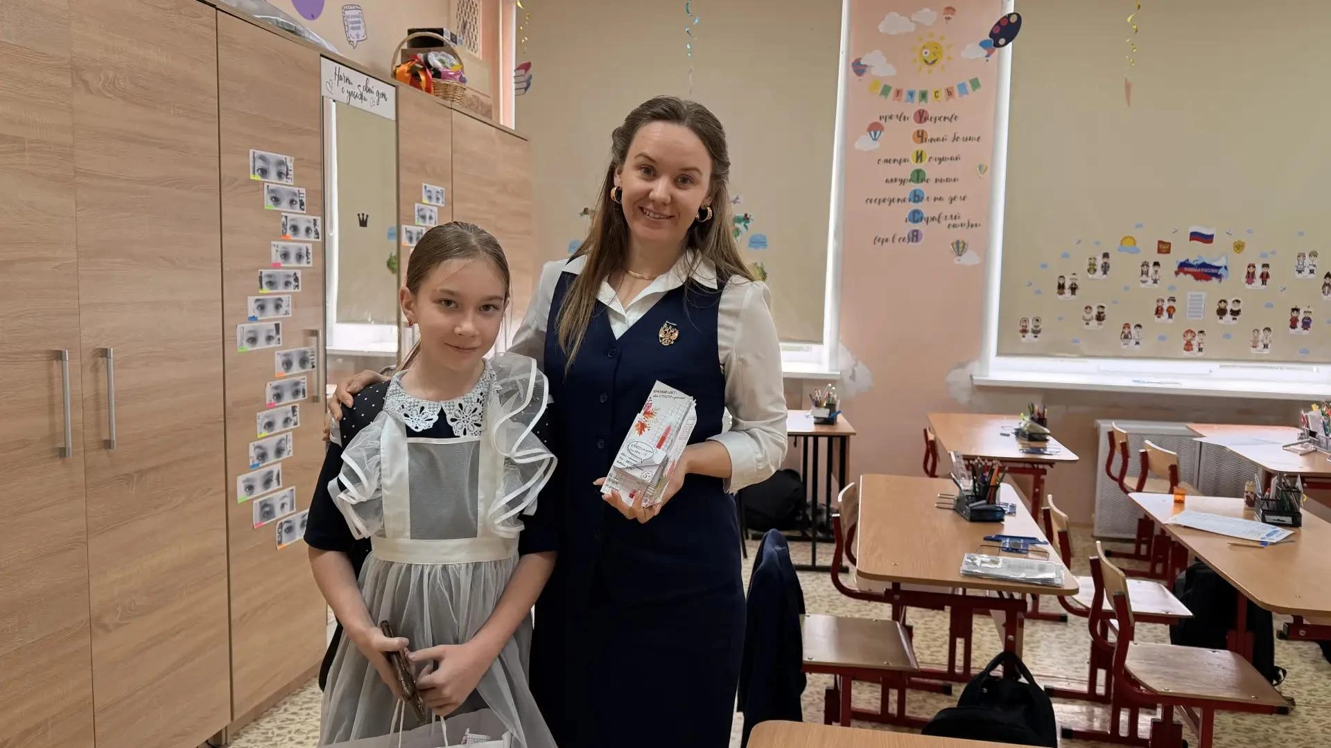 🎉 Подарок ко Дню учителя от активистов нашей школы! 🍎📚