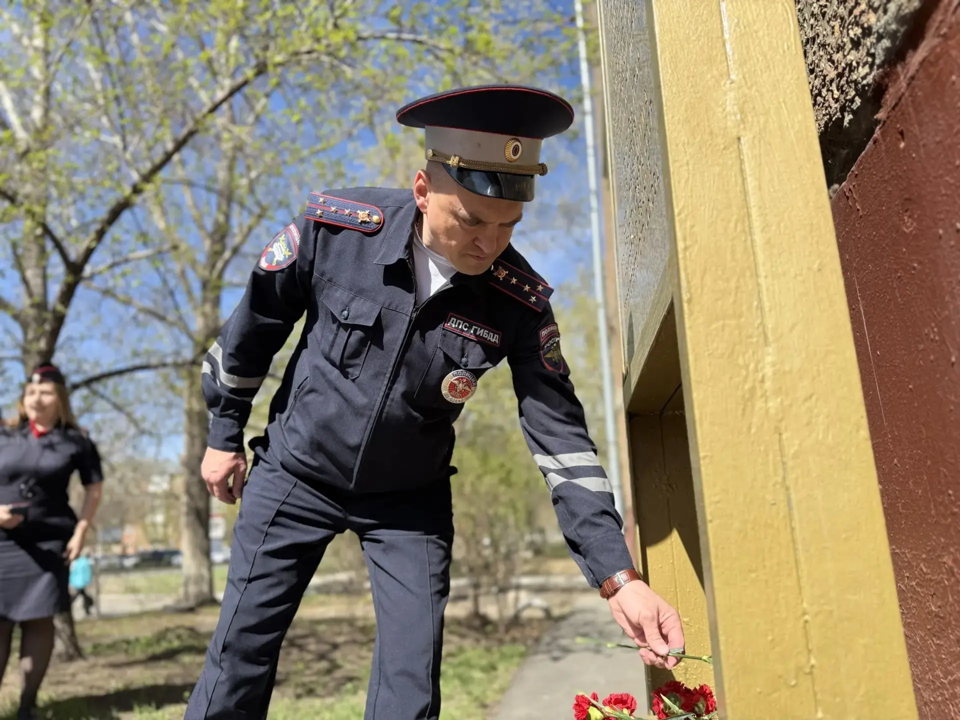 🚔👮Сотрудники УМВД России по городу Барнаулу инициировали урок мужества в подшефной школе правовой на