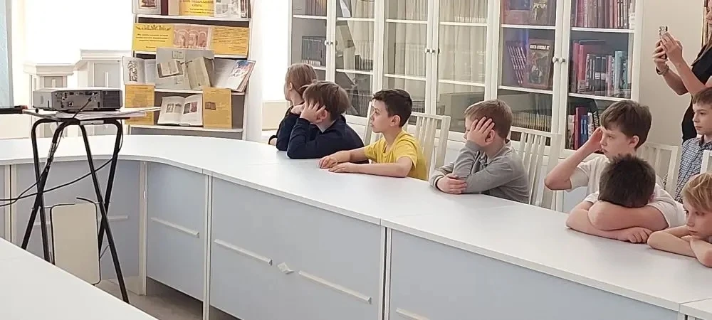 📚 Знаете ли вы, как называлась первая печатная книга на Руси? А когда её напечатали? Кто правил стра