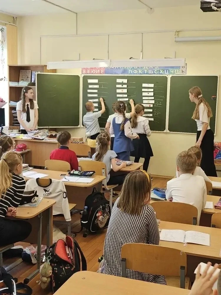 🎉 Делимся отличными новостями из начальной школы!  Ученицы из 6Г Ульяна Пономарёва и Лиза Кузнецова 