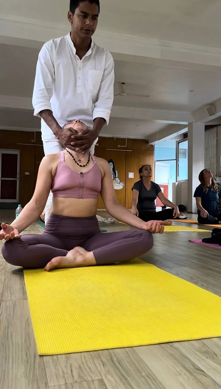 Сегодняшняя практика по хатхи в Akshi Yoga Shala была посвящена суставной разминке.