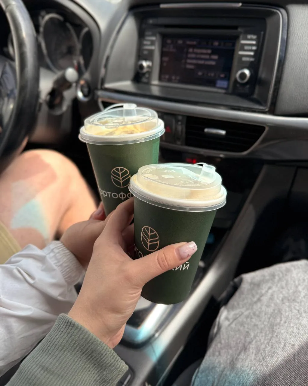 — Нам два кофе и десерт «эскимо» с собой, пожалуйста☕️